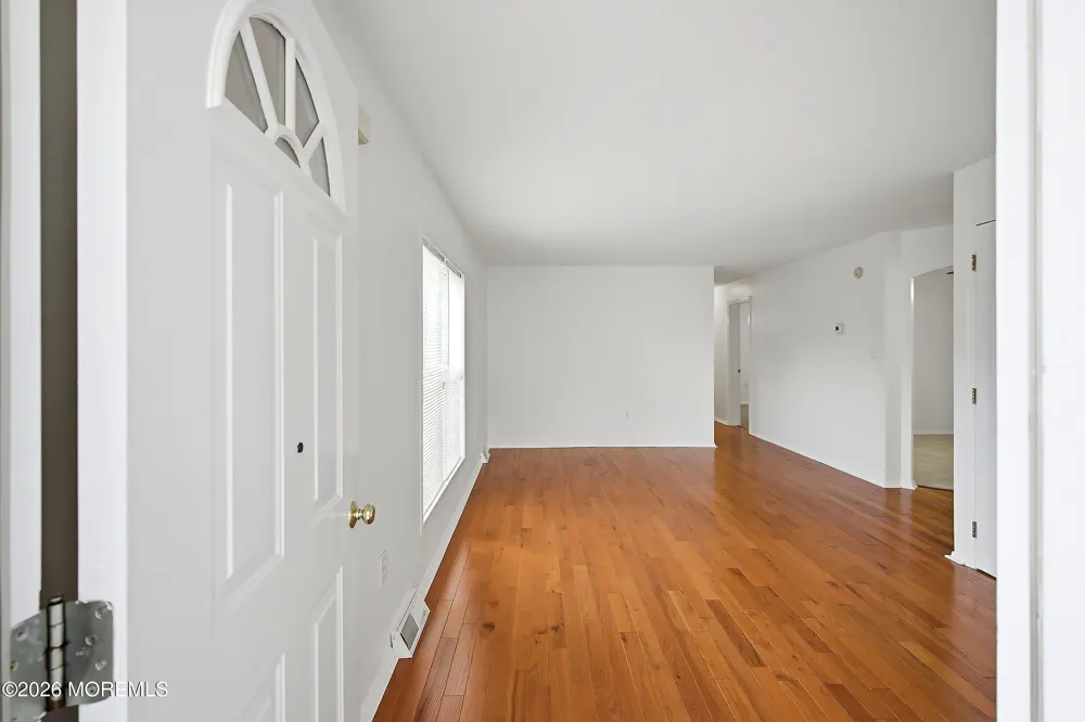 25 Fort Lee Drive Manahawkin, NJ 08050