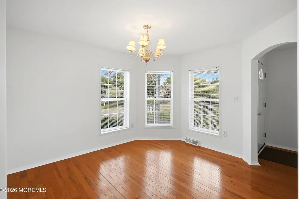 25 Fort Lee Drive Manahawkin, NJ 08050