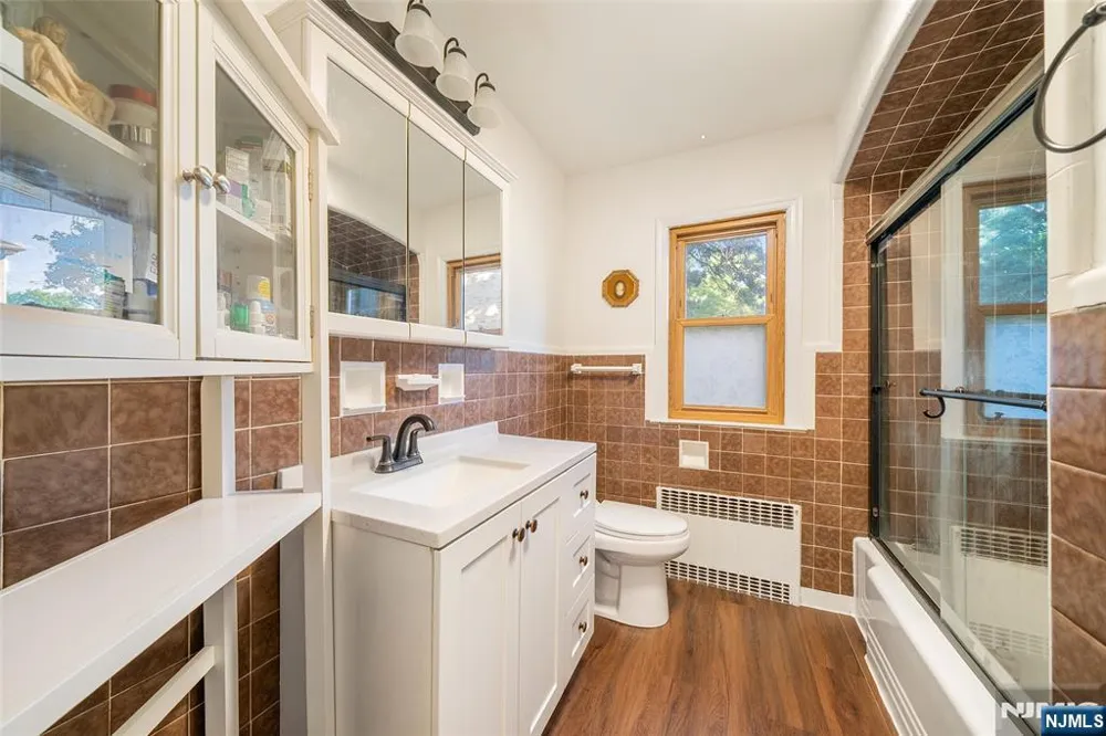 553 Ray Avenue Ridgefield, NJ 07657