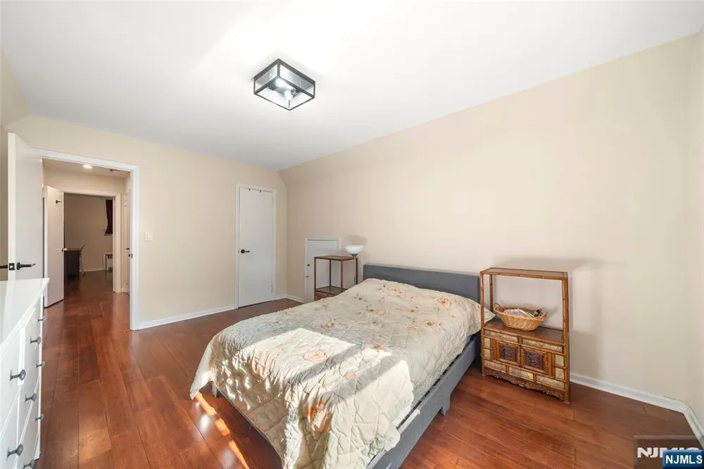 553 Ray Avenue Ridgefield, NJ 07657