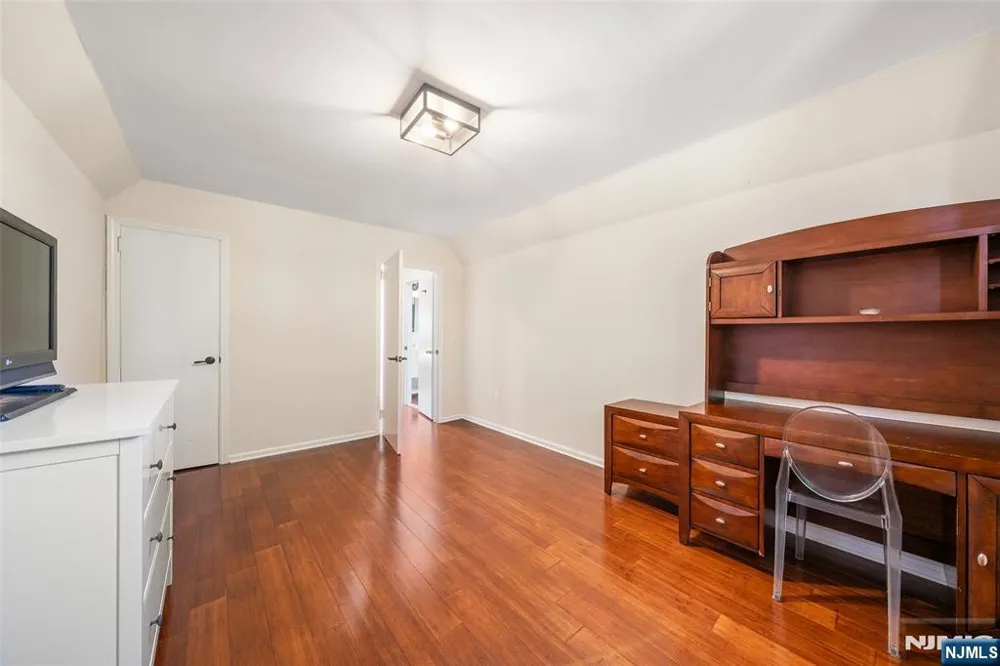 553 Ray Avenue Ridgefield, NJ 07657