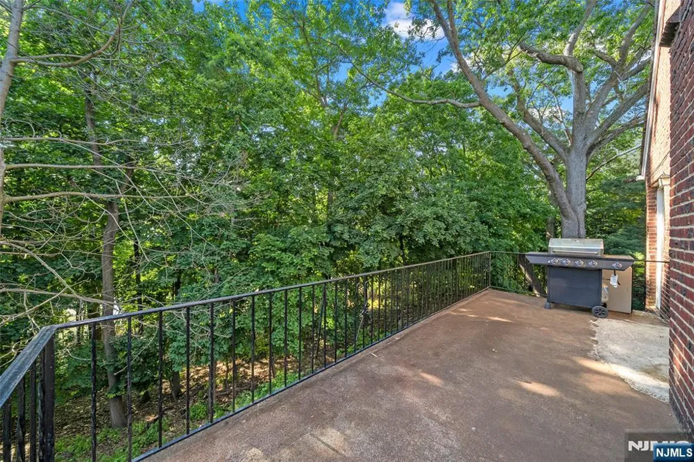 553 Ray Avenue Ridgefield, NJ 07657