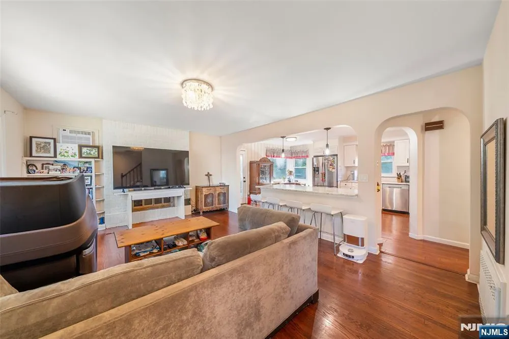 553 Ray Avenue Ridgefield, NJ 07657