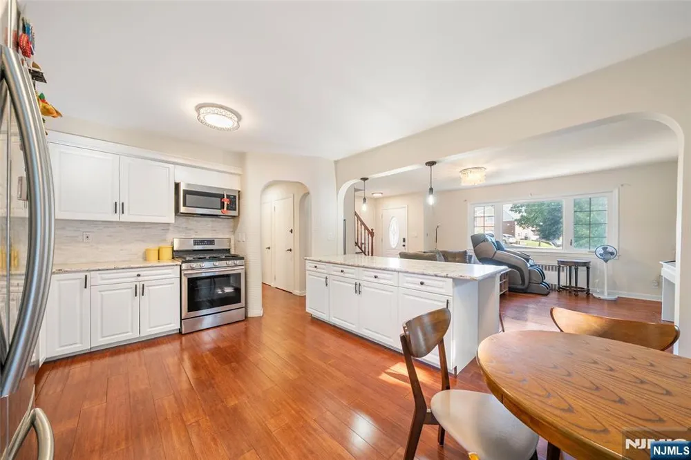 553 Ray Avenue Ridgefield, NJ 07657