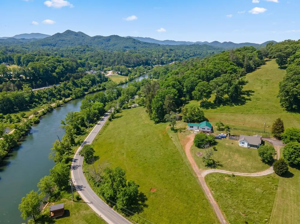 LAKESIDE DR Franklin, NC 28734
