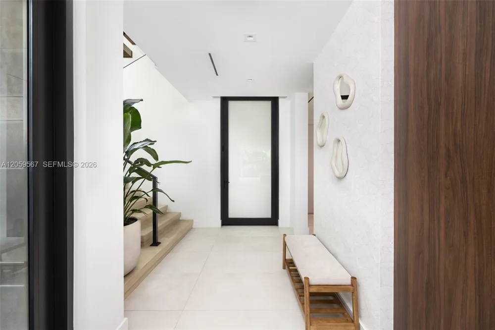 5630 Pine Tree Dr Miami Beach, FL 33140