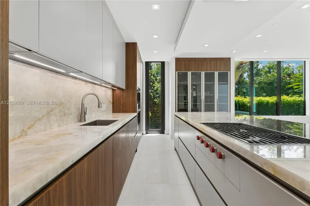 5630 Pine Tree Dr Miami Beach, FL 33140