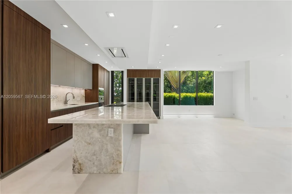 5630 Pine Tree Dr Miami Beach, FL 33140