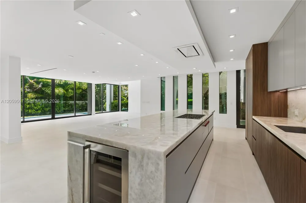 5630 Pine Tree Dr Miami Beach, FL 33140