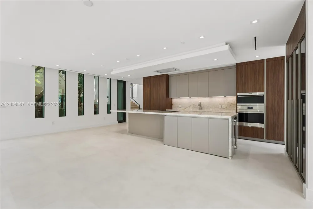 5630 Pine Tree Dr Miami Beach, FL 33140