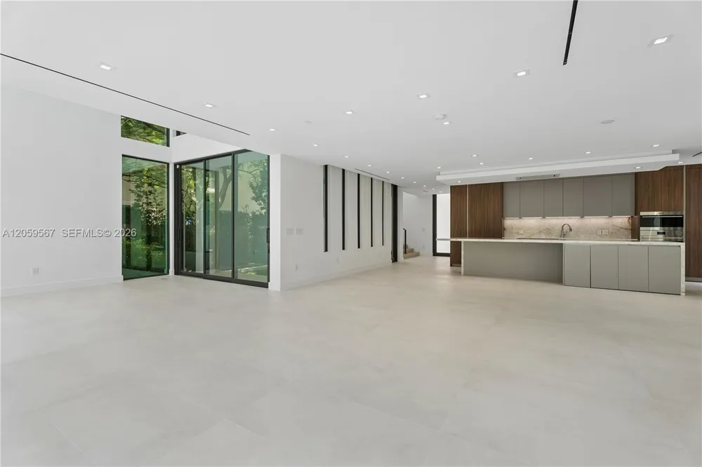 5630 Pine Tree Dr Miami Beach, FL 33140