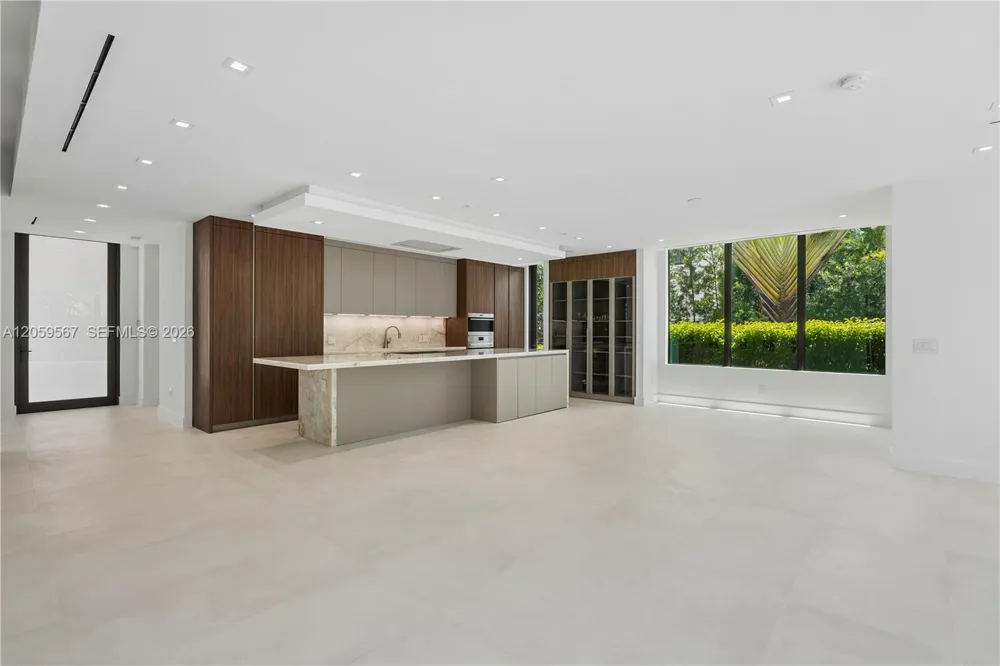 5630 Pine Tree Dr Miami Beach, FL 33140
