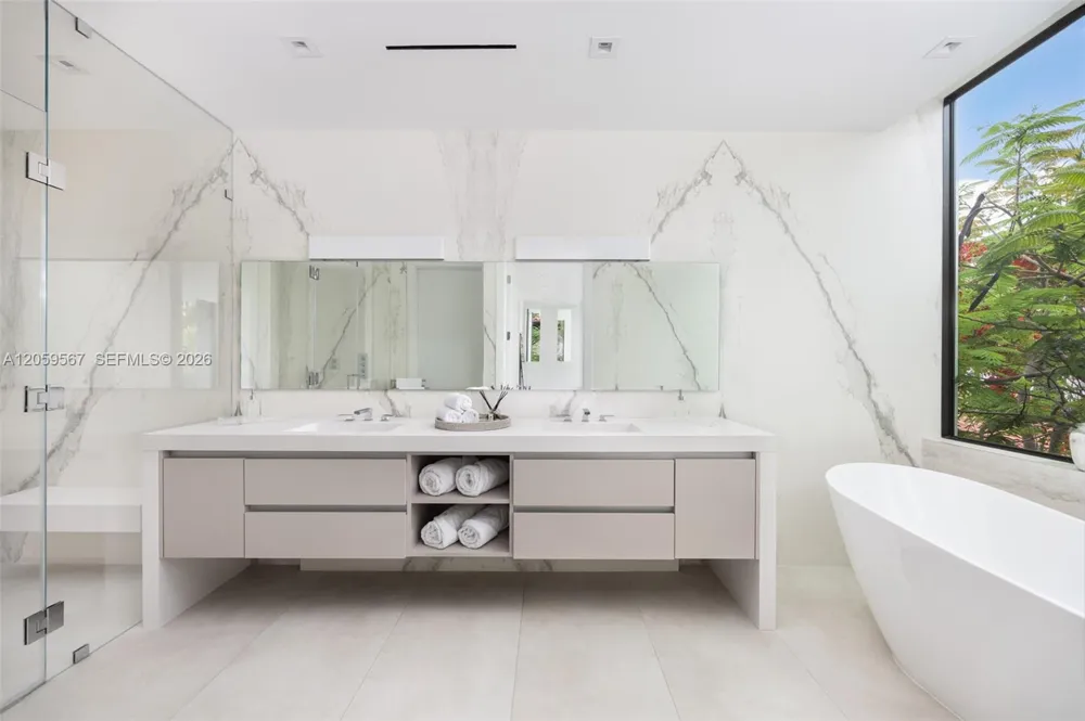 5630 Pine Tree Dr Miami Beach, FL 33140