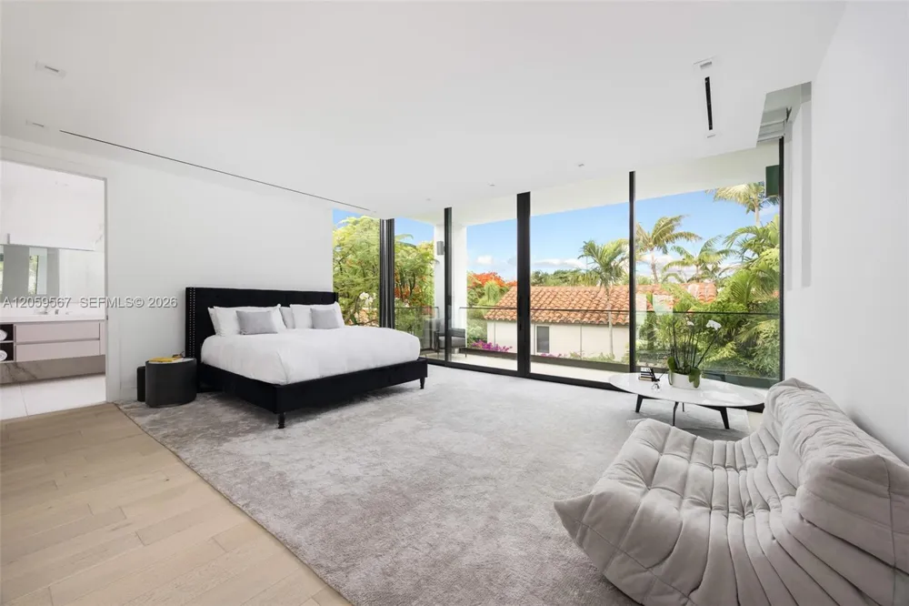5630 Pine Tree Dr Miami Beach, FL 33140