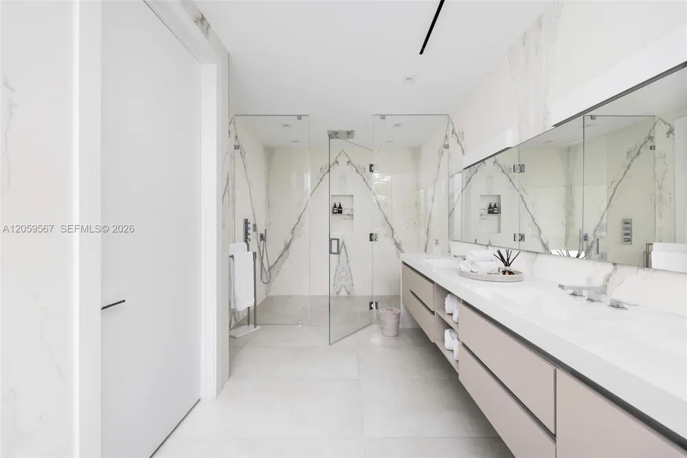 5630 Pine Tree Dr Miami Beach, FL 33140