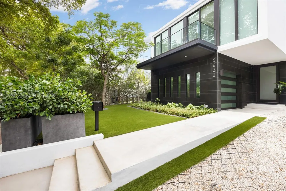 5630 Pine Tree Dr Miami Beach, FL 33140