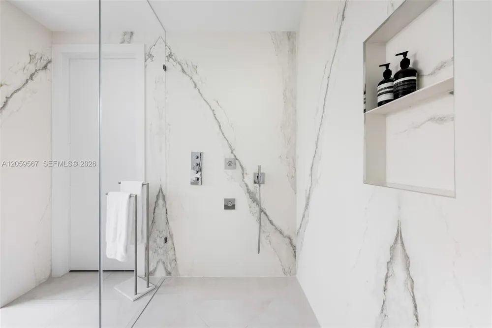 5630 Pine Tree Dr Miami Beach, FL 33140