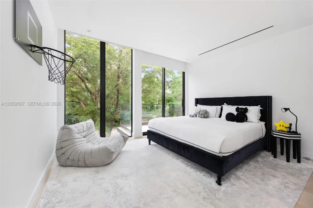 5630 Pine Tree Dr Miami Beach, FL 33140