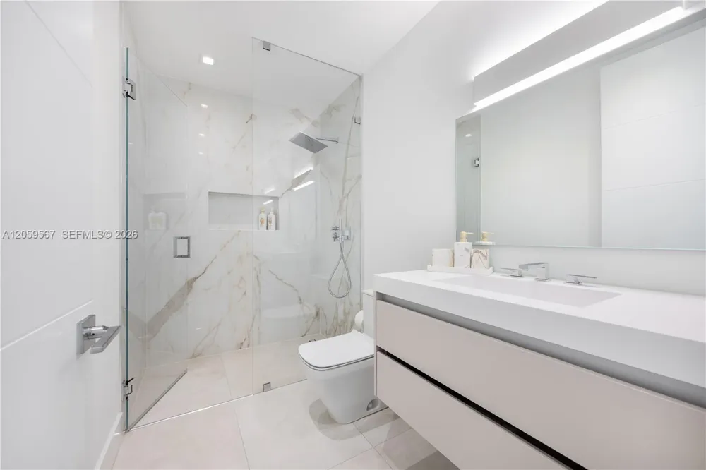 5630 Pine Tree Dr Miami Beach, FL 33140