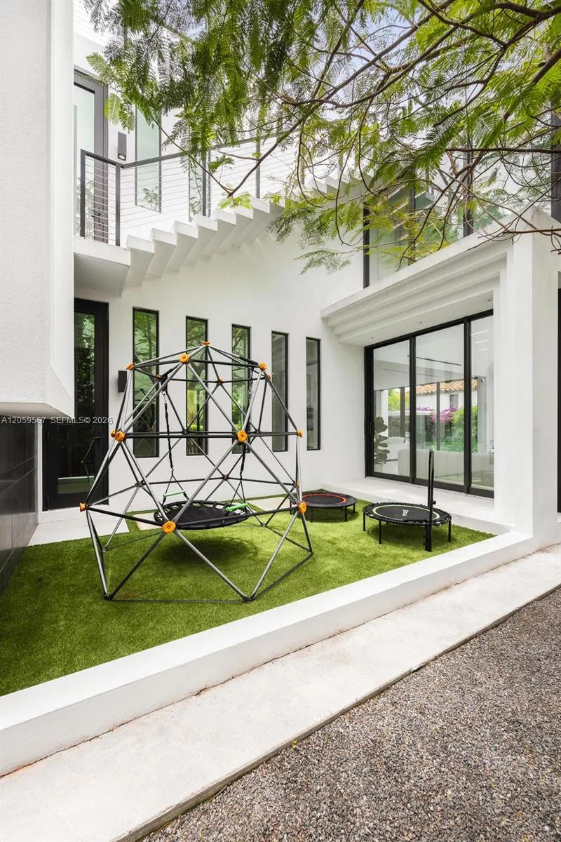 5630 Pine Tree Dr Miami Beach, FL 33140