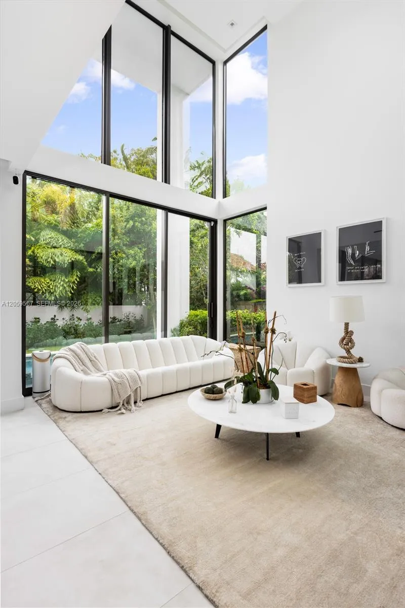 5630 Pine Tree Dr Miami Beach, FL 33140