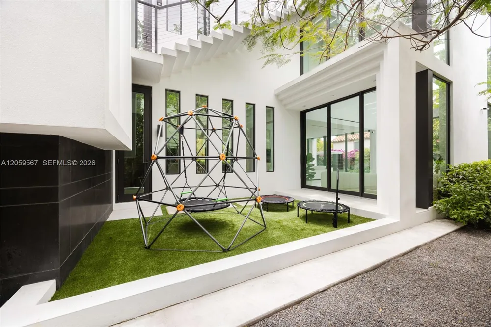 5630 Pine Tree Dr Miami Beach, FL 33140