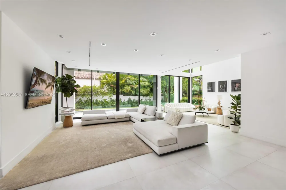 5630 Pine Tree Dr Miami Beach, FL 33140