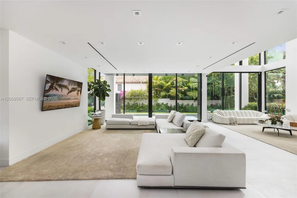 5630 Pine Tree Dr Miami Beach, FL 33140