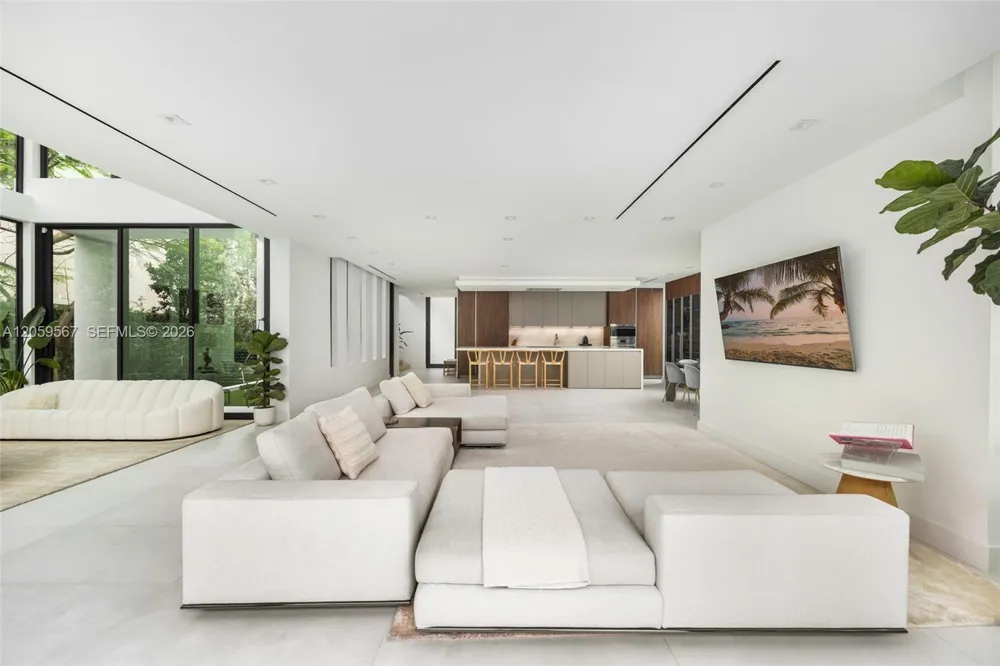 5630 Pine Tree Dr Miami Beach, FL 33140
