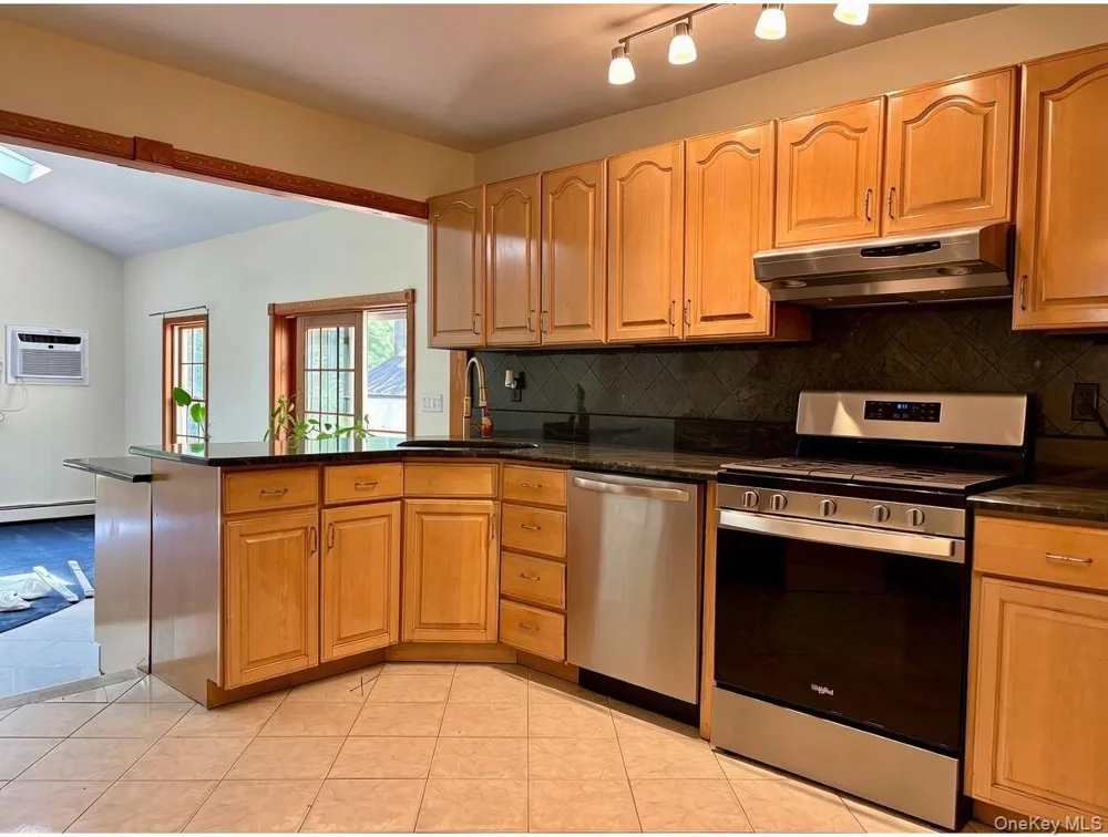 17 Alex Lane Glen Cove, NY 11542