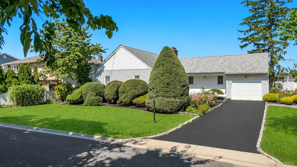 7 Albers Lane Farmingdale, NY 11735