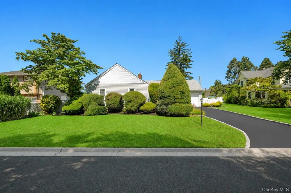 7 Albers Lane Farmingdale, NY 11735