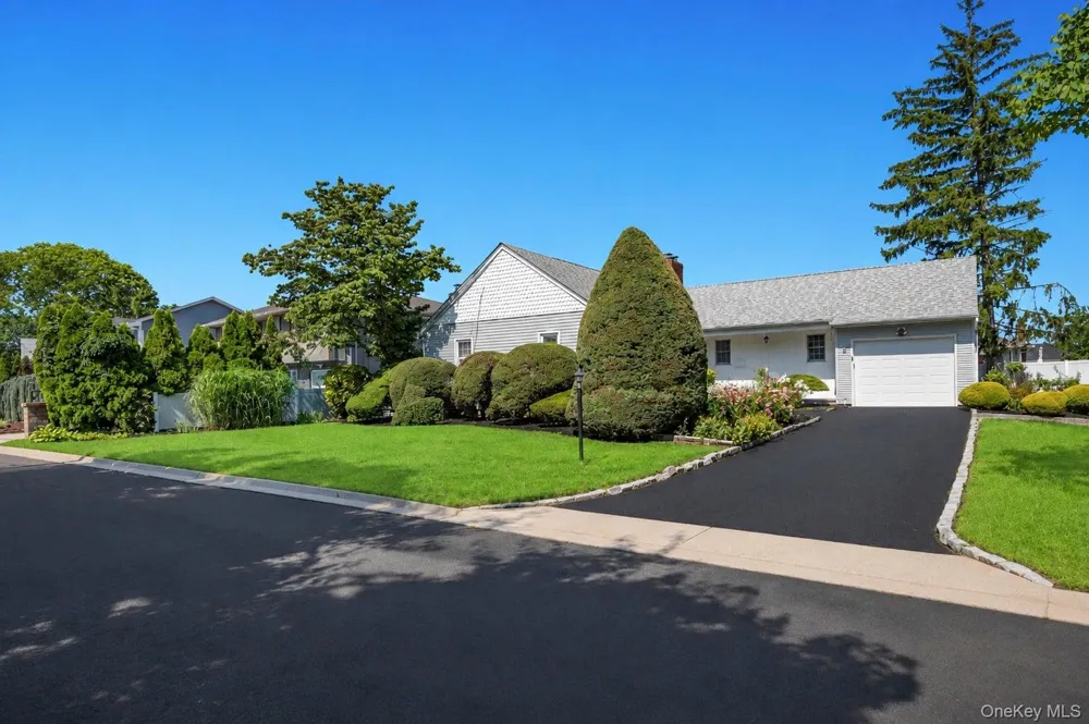 7 Albers Lane Farmingdale, NY 11735