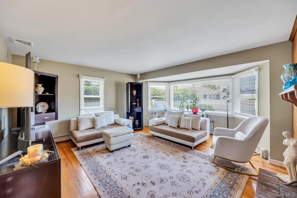 7 Albers Lane Farmingdale, NY 11735