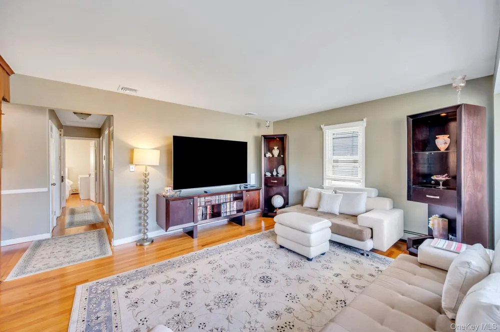 7 Albers Lane Farmingdale, NY 11735