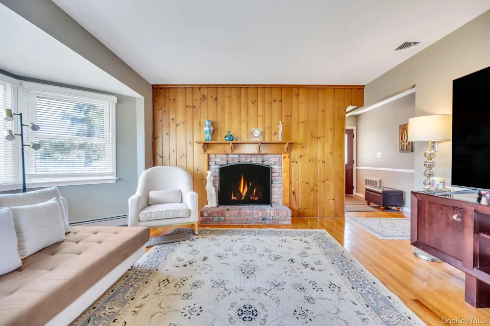 7 Albers Lane Farmingdale, NY 11735