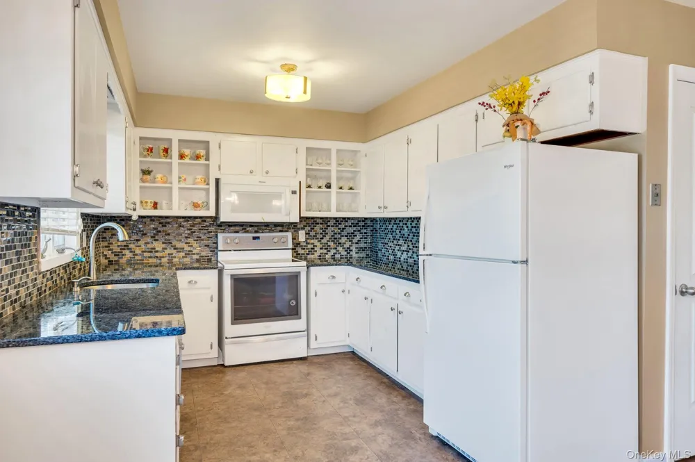 7 Albers Lane Farmingdale, NY 11735