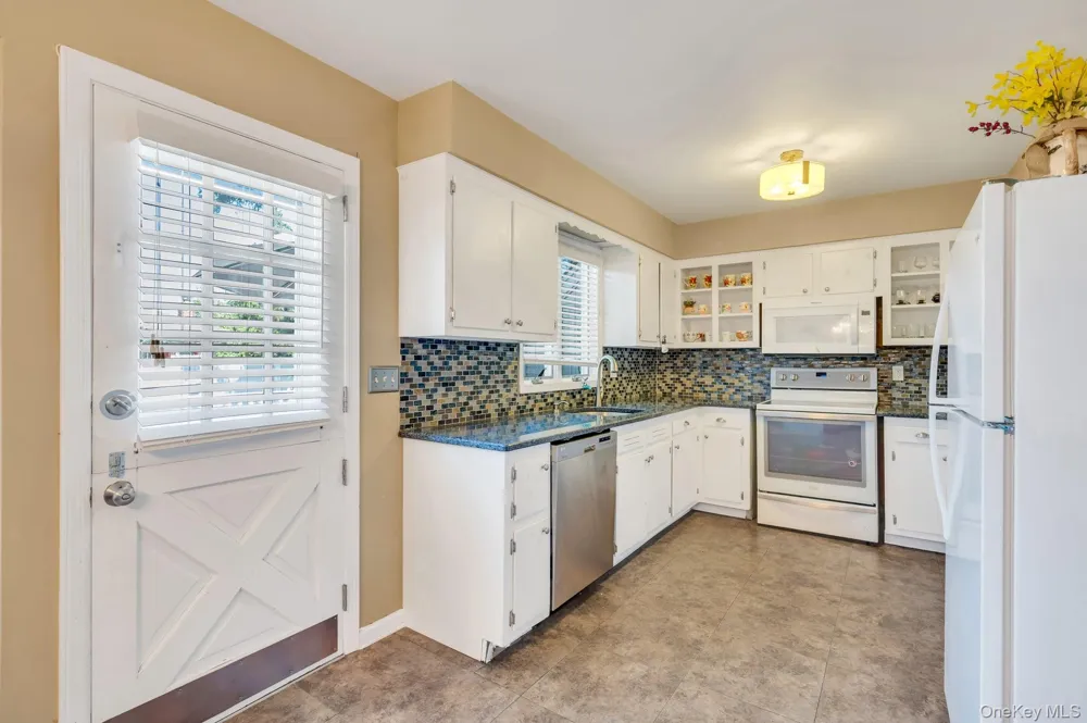 7 Albers Lane Farmingdale, NY 11735