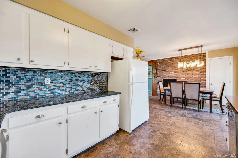 7 Albers Lane Farmingdale, NY 11735