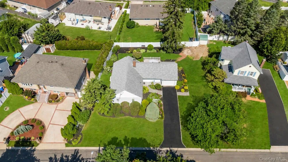7 Albers Lane Farmingdale, NY 11735