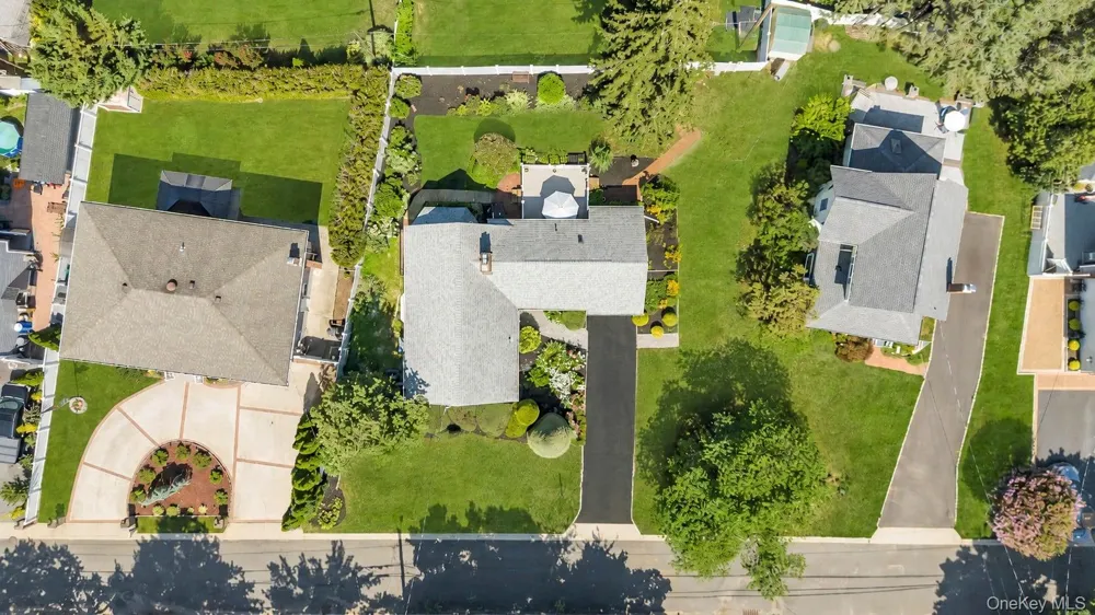 7 Albers Lane Farmingdale, NY 11735