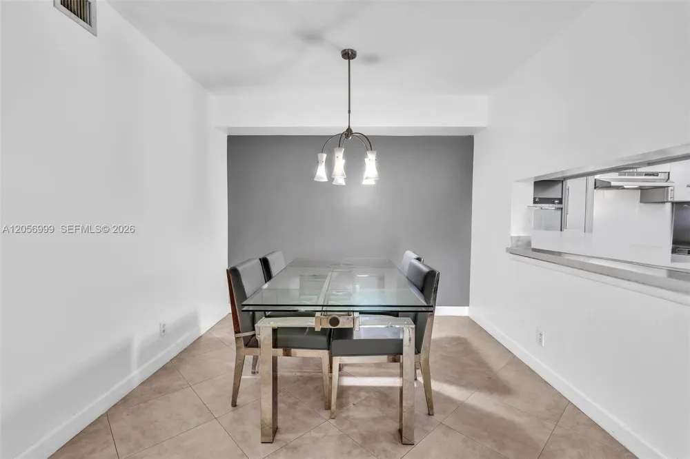 3021 Oakland Forest Dr #208 Oakland Park, FL 33309