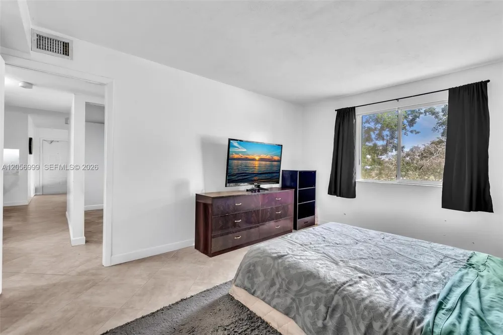 3021 Oakland Forest Dr #208 Oakland Park, FL 33309