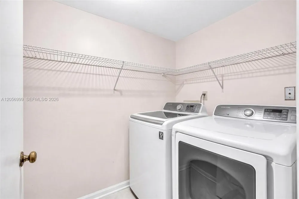 3021 Oakland Forest Dr #208 Oakland Park, FL 33309