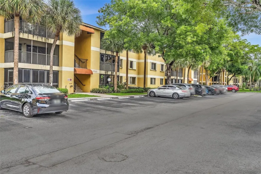 3021 Oakland Forest Dr #208 Oakland Park, FL 33309