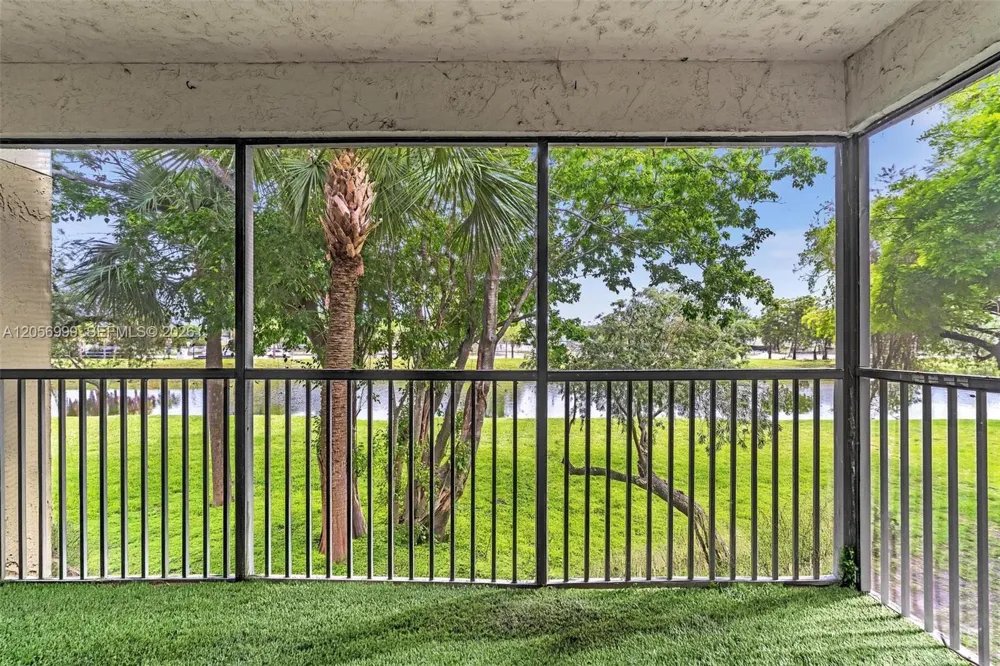 3021 Oakland Forest Dr #208 Oakland Park, FL 33309