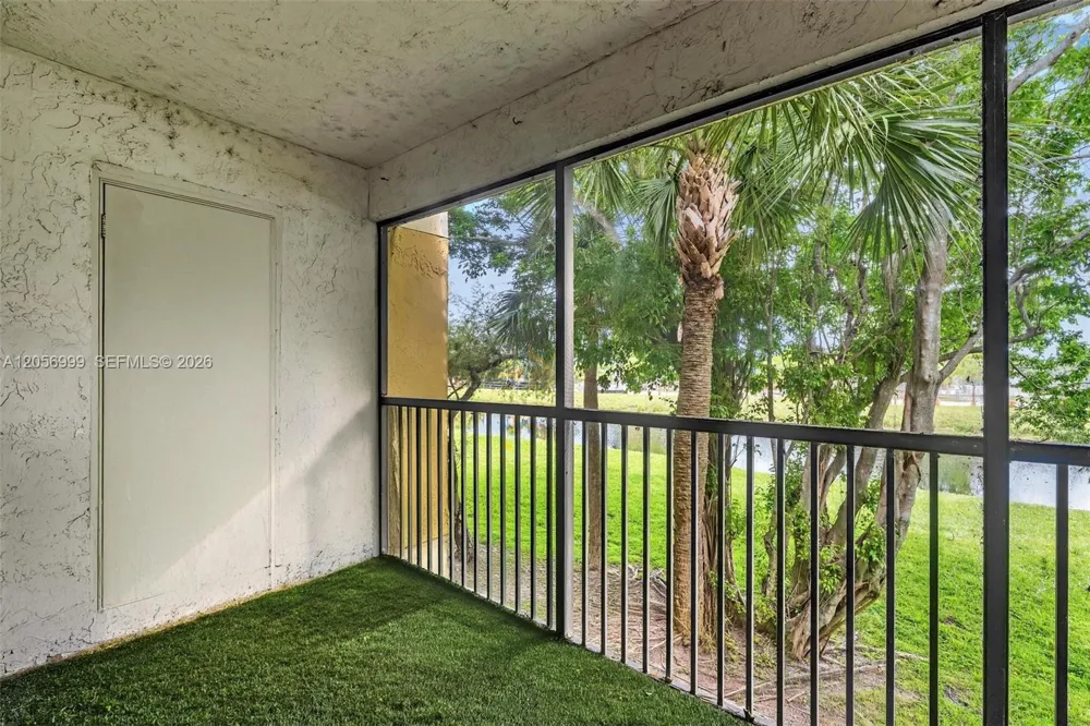 3021 Oakland Forest Dr #208 Oakland Park, FL 33309