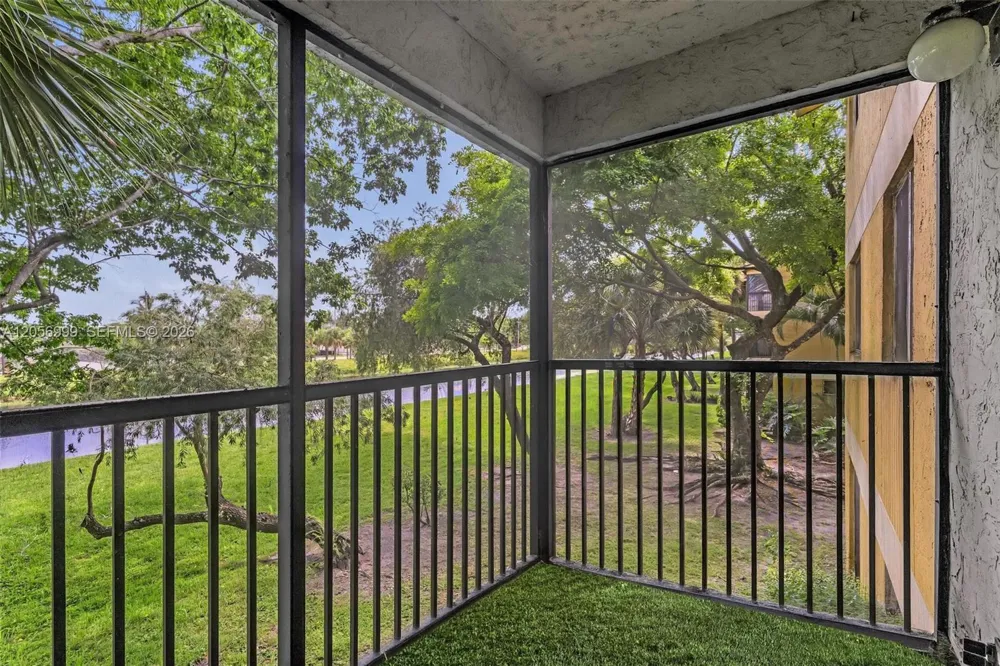 3021 Oakland Forest Dr #208 Oakland Park, FL 33309
