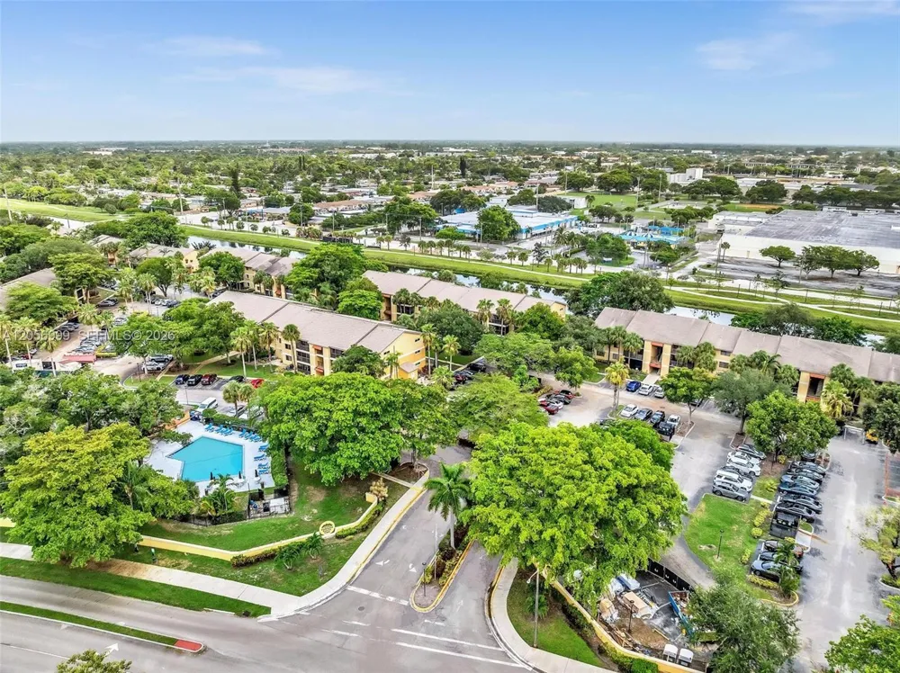 3021 Oakland Forest Dr #208 Oakland Park, FL 33309
