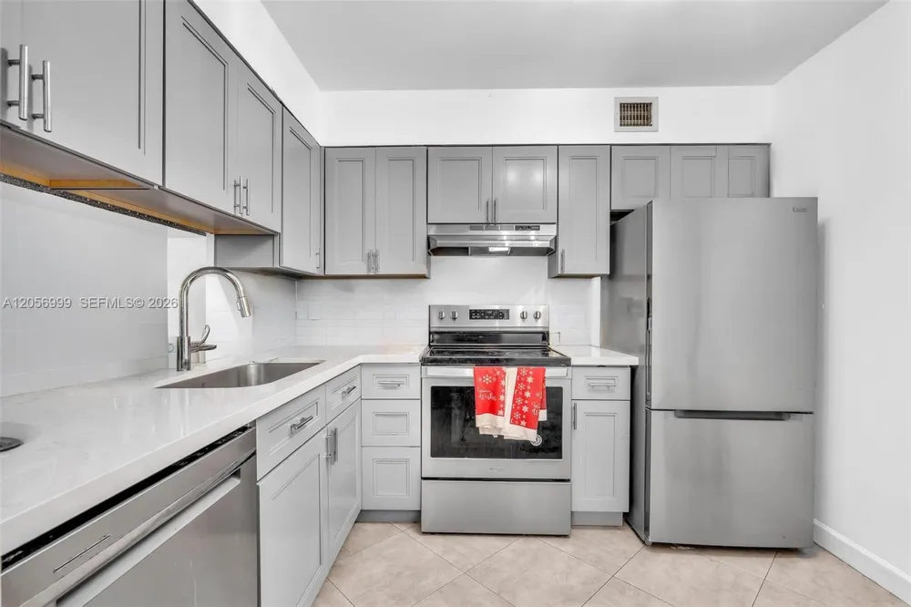 3021 Oakland Forest Dr #208 Oakland Park, FL 33309